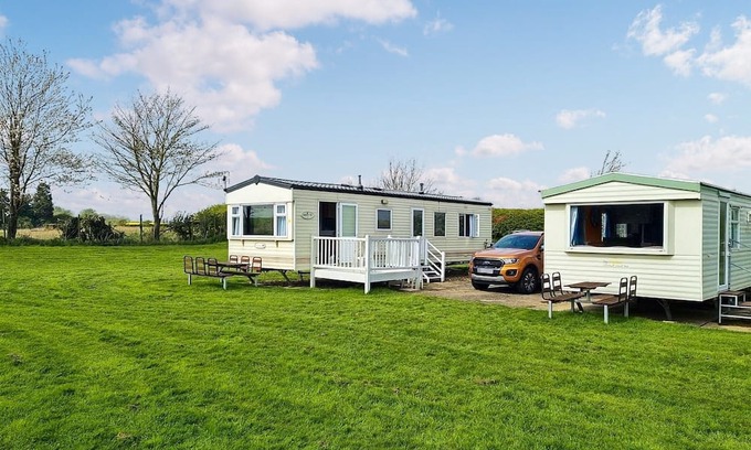 Louth Cabaña | A great fisherman’s retreat, with two well stocked lakes, in a quiet location.