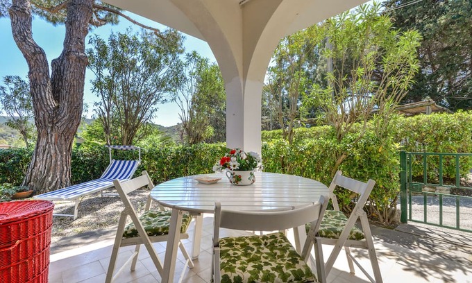 Marmi Apartamento | Holiday Apartment "Villetta Marmi" with Private Garden