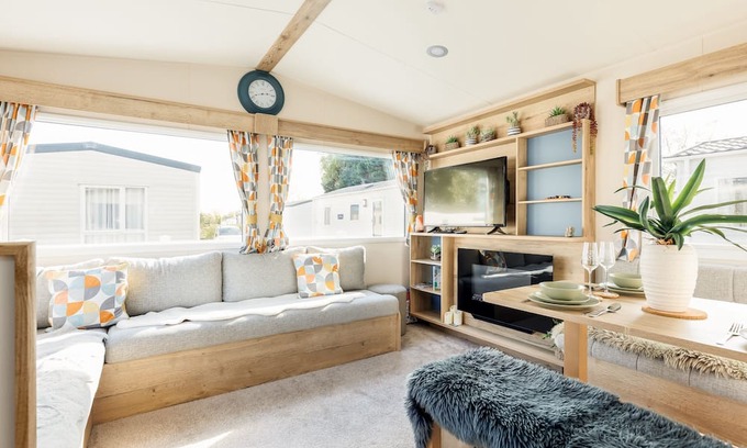 Hamworthy Apartamento | Prosecco Palace - a caravan that sleeps 4 guests in 2 bedrooms