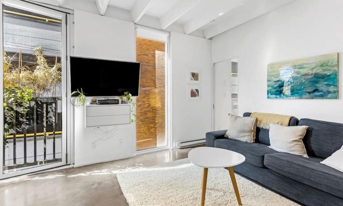 Chinatown Apartamento | The Zen Loft: Shared Rooftop Bliss with City Views