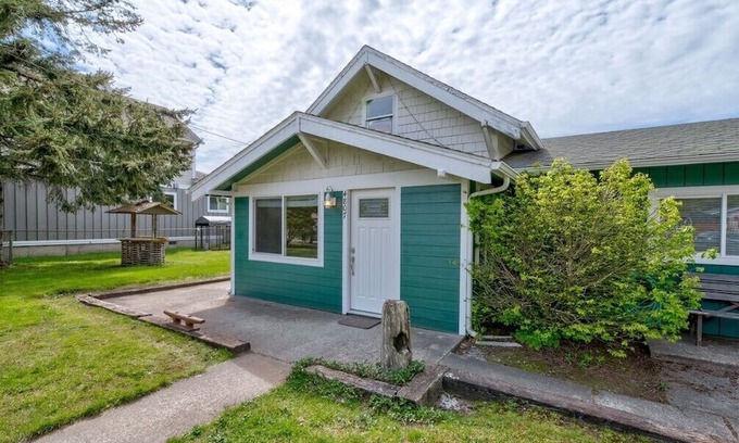 Seaview Casa | Pets OK, Fenced Yard, Close to Town (SVBApt)