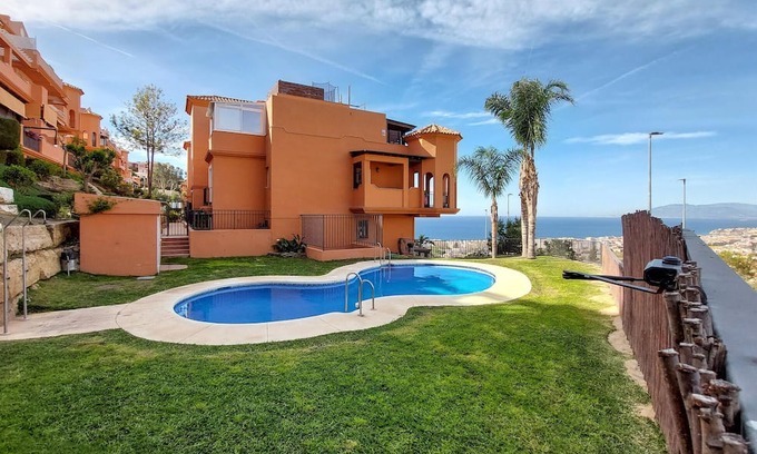 Rincón de la Victoria Apartamento | On the coastal hills of Rincon de la Victoria welcomes you this large and comfortable apartment with