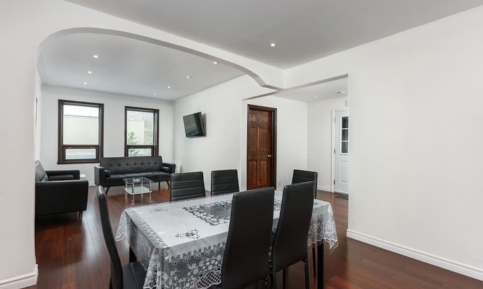 La Petite-Patrie Apartamento | Spacious Loft with Parking ($12/day)