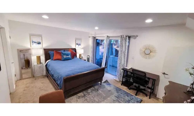 Faircrest Heights Casa | LA Bliss: Your Glamorous Getaway Suite! Great location! Close to stores.