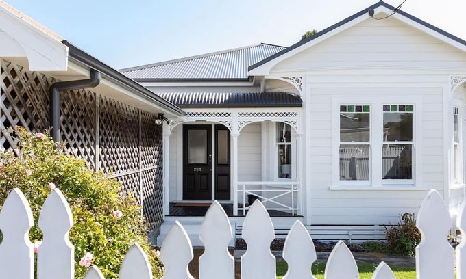 New Plymouth Villa | Villa on Courtenay: 4 BR, 1 BA House in New Plymouth, Sleeps 7