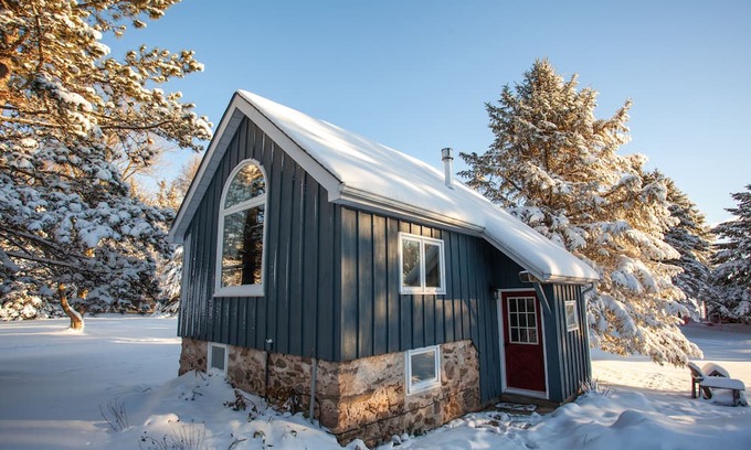 Adjala-Tosorontio Otro | The MEADOWLARK Guest house | Character-filled farm guest house on 8 acre