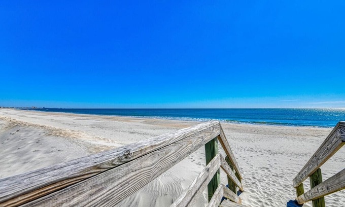 Inlet Harbour Casa | Oceanfront, Four BedroomThree Bathroom (Ground Level space)