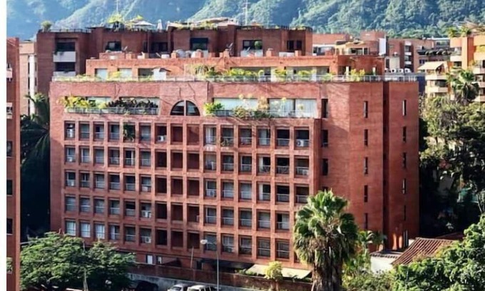 Chacao Apartamento | Modern and Bright PH in Campo Alegre