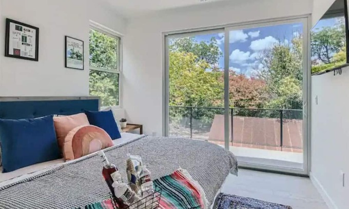 Austin Casa | NEW Bright & Airy w/Austin Vibes Blocks to Bars!