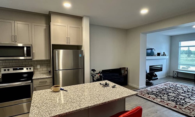 Southwest Edmonton Apartamento | Facing Beautiful Golf Course Serene Environment 25 min Airport , with central AC