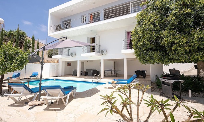 Peyia Town Villa | Olive Tree Villa - a villa that sleeps 6 guests in 3 bedrooms