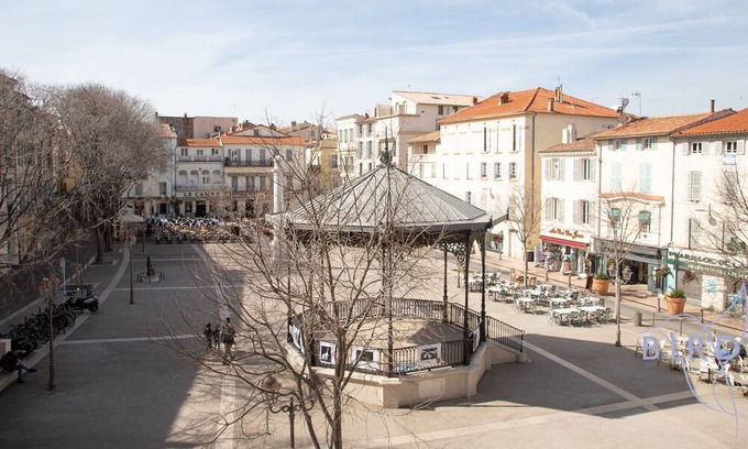 Antibes Old Town Apartamento | Beautiful apartment Place Nationale in Antibes old town