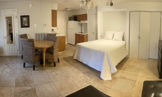 Lake Shore - Lake Vista Apartamento | Charming Studio in park-like setting, blocks from Lakefront in New Orleans