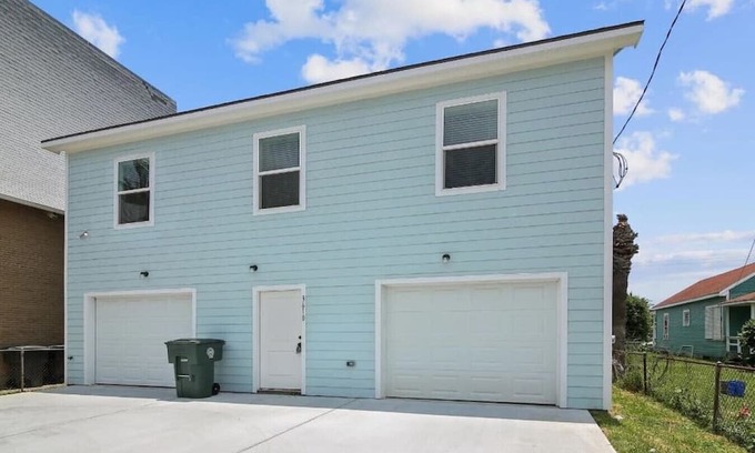 Galveston Casa | The Big Blue House|BeachBox| 2 Houses in 1!