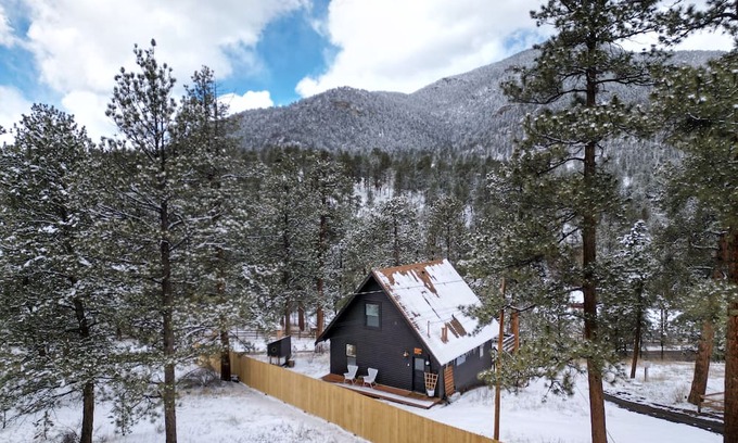 Evergreen Cabina | Escape to a Serene Mountain Getaway: Your Perfect Retreat Awaits in Evergreen CO