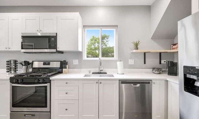 Bensenville Condominio | New Stunning 2BED 2BATH Apartment. Close to METRA, O'Hare and Rivers Casino