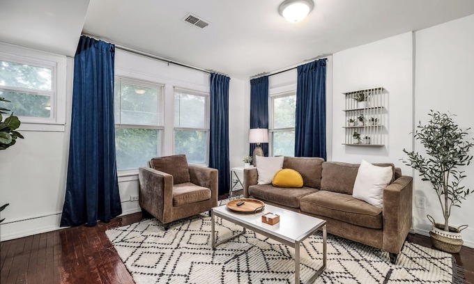 College Heights Apartamento | Renovated Modern Unit| Walk to EMU | Short drive to UM and UM Hospital | Pets OK