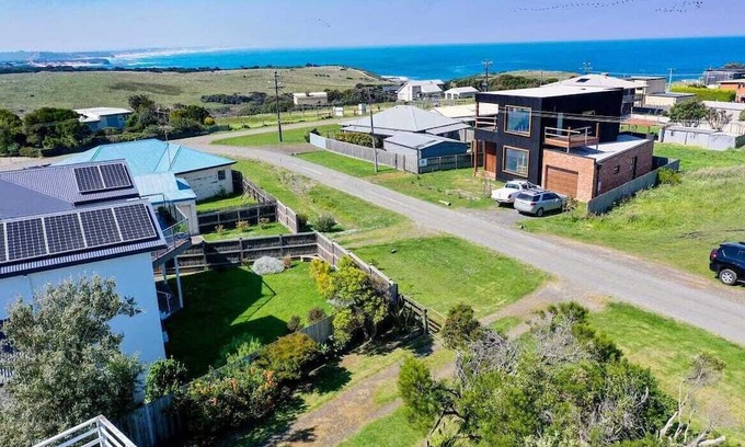 Kilcunda Casa | Kilcunda surf-beach, ocean-views two-storey beach shack on the Bluff