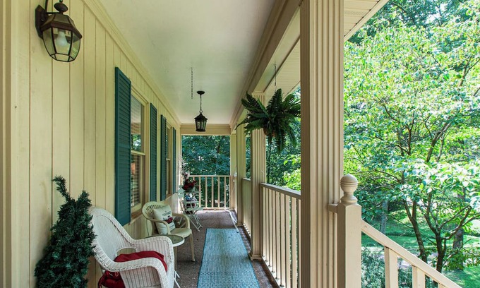 Bellevue Casa | NEW Secluded Pool Home 20 Mins to DWTN!