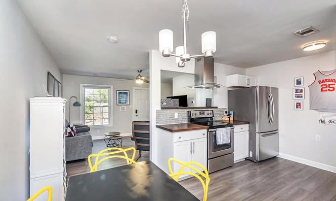 Biddleville Casa | QC Retro - Stylish 2-Queen bedroom townhome in Center City Charlotte