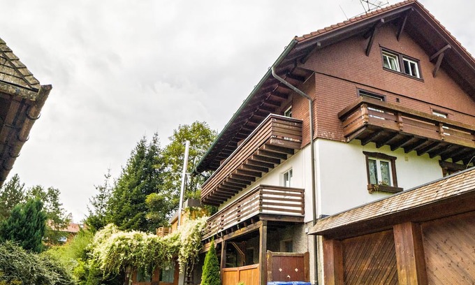 Hinterzarten Apartamento | Holiday Apartment 'Loft' with Mountain View, Shared Garden, Balcony & Wi-Fi
