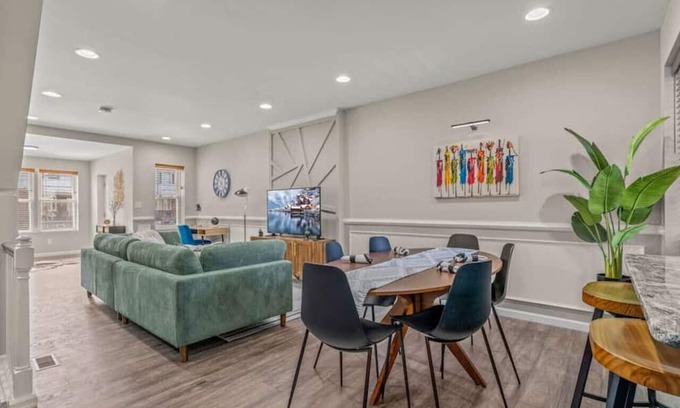 Olney-Oak Lane Casa | Uptown Gem! 2Luxe King Suites + Deck + Parking!