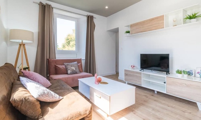 Cervantes Apartamento | Apartment in a restored mansion in Granada.