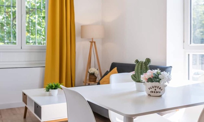 Cervantes Apartamento | Apartment in a restored mansion in Granada.