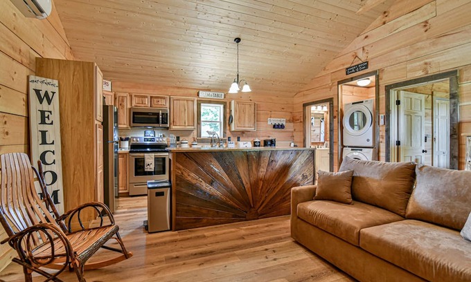 Hendersonville Cabina | Beautiful Log Cabin on Horse Farm The Holy Cow