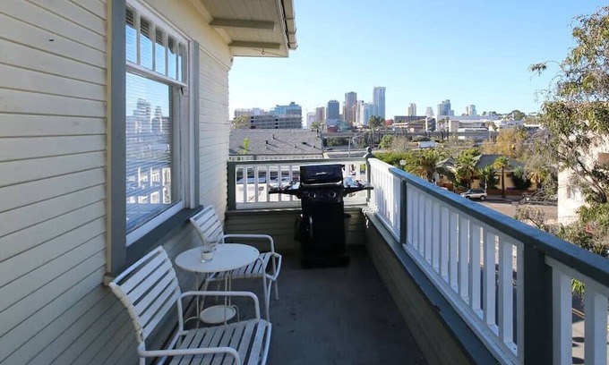 Golden Hill Apartamento | Nice 1 bedroom with skyline views from the private patio
