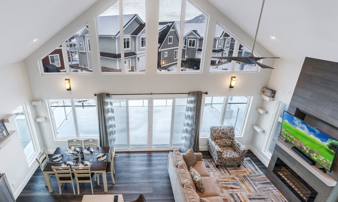 Central Okanagan Cabaña | *SPACIOUS-STUNNING-FAMILY AND PET FRIENDLY, SHORT WALK TO MAIN AMENITIES AREA!