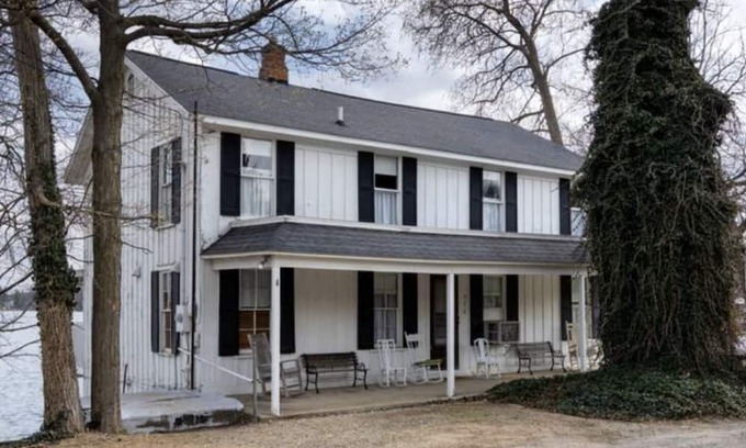 Plainwell Casa | Beautiful Historic Lodge Near Kalamazoo, Open all year round!