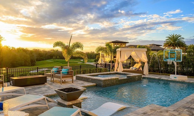 Reunion Casa | Modern Mansion with Themed Bedrooms at the Bear's Den