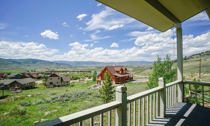 Innsbruck Val Moritz Casa | Hot Tub, Suana, Spectacular views and 3 minutes from Granby Ski Ranch Lift!