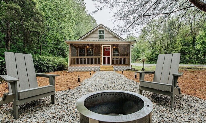 Nellysford Cabaña | Pine Cottage: Hot Tub and Central to Nelson 151