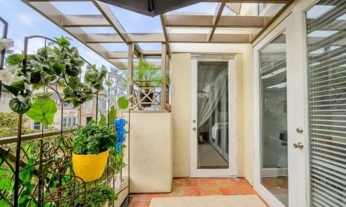 Airport Area Condominio | ELEGANT PRESTINE New Remodel. Ideal for one Adult