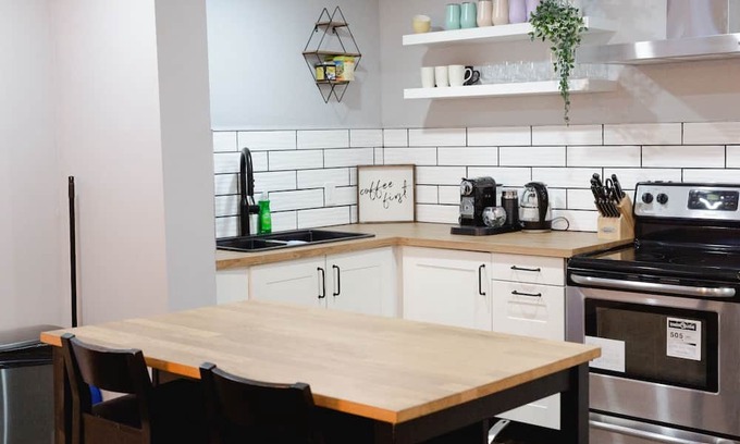 North Central Edmonton Apartamento | LARGE Suite✨Near DT✨Office Space✨Family Friendly
