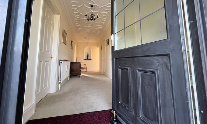 Hilperton Casa | Spacious bungalow with large private garden