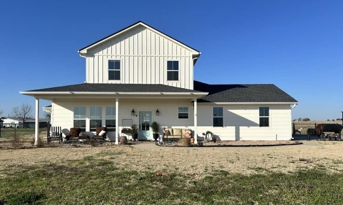 Waco Otro | Charming Countryside Retreat: Experience Rustic Bliss at Our VRBO Farmhouse