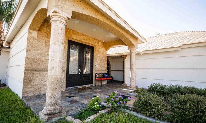 Brownsville Casa | Casa Elegante y Espaciosa con Piscina