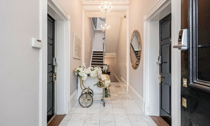 Canary Wharf Casa | Gated Mansion House with 6 Apartments over looking Canal with Parking & Hot Tubs
