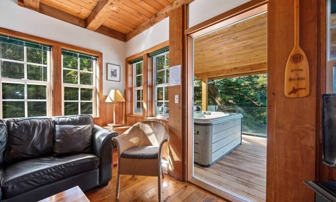 Ucluelet Cabina | Sea Star Endearing Oceanside House with Hot Tub in UkeeTub