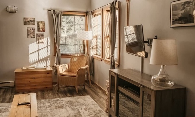 Ucluelet Apartamento | Sea Urchin West Coast Cedar Loft & Beam Suite in Ukee