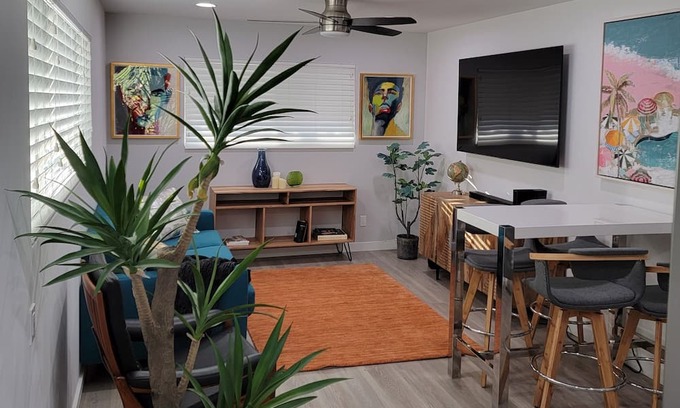 Whittier Apartamento | Uptown Whittier Stylish 1B 1BA sleeps 4