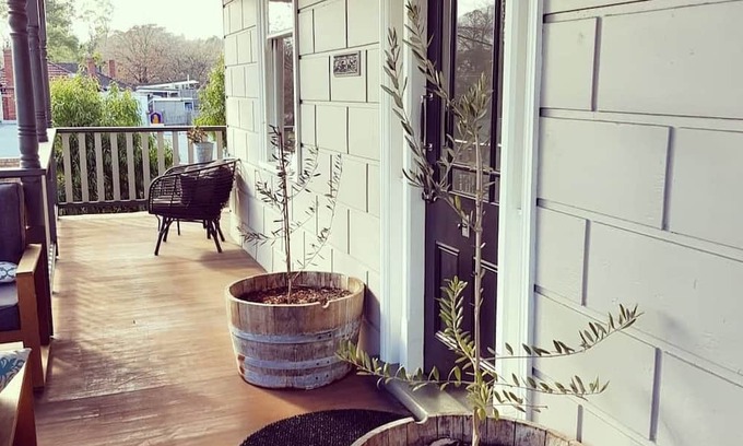 Healesville Casa | Temora House is the Queen of main street & sits high over beautiful Healesville