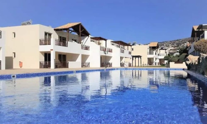 Peyia Town Apartamento | Studio Apartment with aircon, WI-FI and large pool