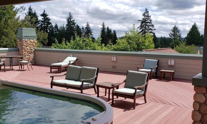 Bainbridge Island Condominio | Walkable Location with Rooftop Deck and Sauna - Cascade
