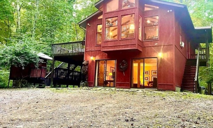 Berkeley Springs Cabina | Escape to the Woods & stay in this gorgeous 4 bdr, 3 bth, Mountain cabin