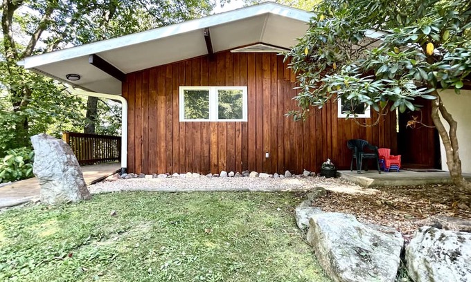 Berkeley Springs Cabina | Wild Flower-Themed Retreat with a private hot tub