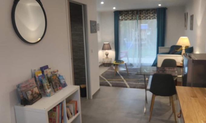 Port District Apartamento | Seaside studio with swimming pool.